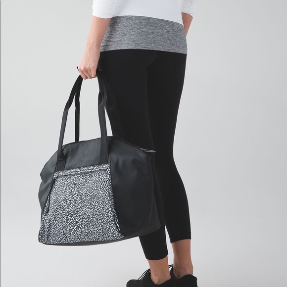 RARE HTF Pristine Lululemon Free To Be Bag in Miss Mosaic - Picture 4 of 15